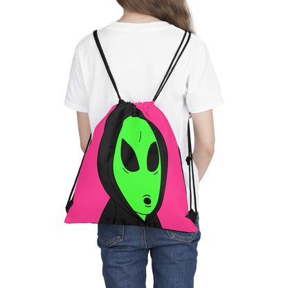 The Visitor Green Alien Sudadera con capucha negra Fondo rosa al aire libre Mochila saco