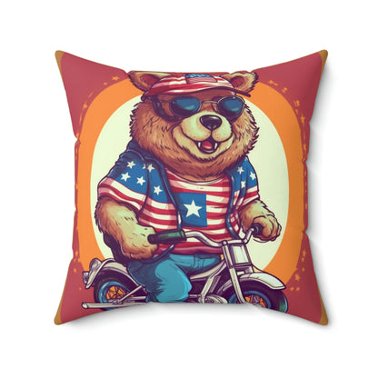 Andar en bicicleta con orgullo americano: Celebre el 4 de julio con la almohada cuadrada de poliéster hilado Patriotic Bear's Ride 