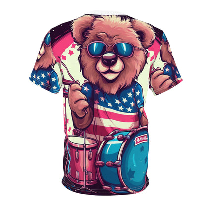 自由のためのドラムロール: Patriotic Bear's Rhythms ユニセックス カットソー T シャツ (AOP) で独立記念日を祝いましょう