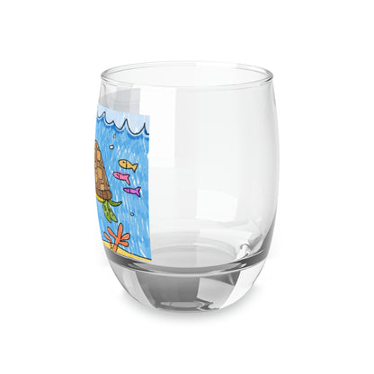 Vaso de whisky con arena de playa y tortuga marina