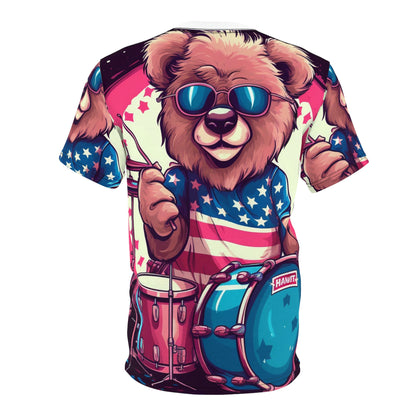 自由のためのドラムロール: Patriotic Bear's Rhythms ユニセックス カットソー T シャツ (AOP) で独立記念日を祝いましょう