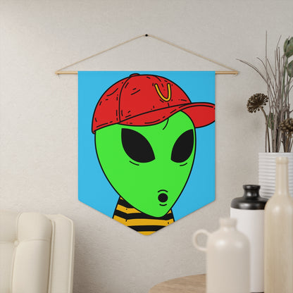 Visitantes Alien Verde Grande O Cara Rojo Visi V Sombrero Amarillo Negro Camisa a rayas Banderín