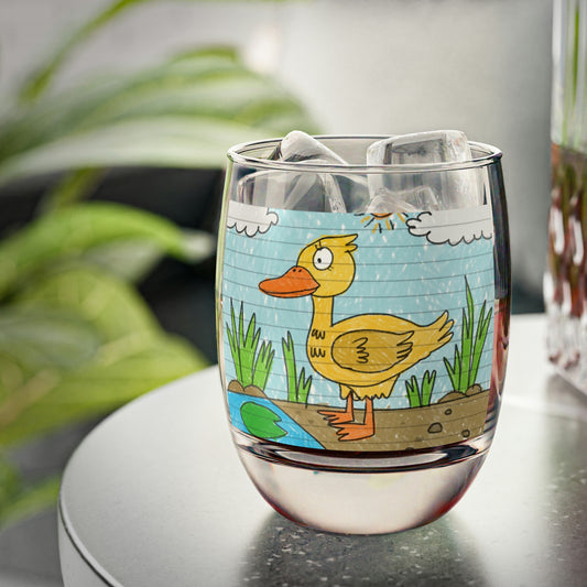 Vaso de whisky con estanque de pájaros y pato amarillo