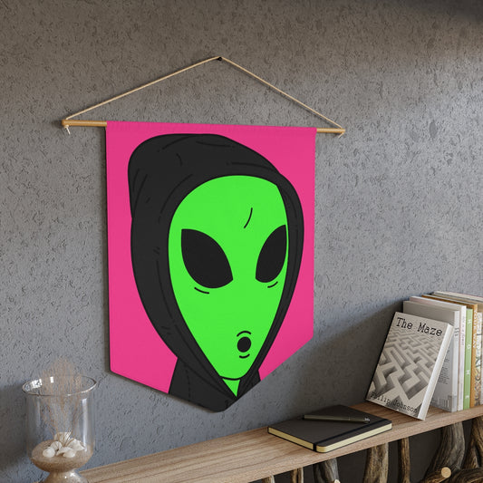 The Visitor Green Alien Sudadera con capucha negra Banderín con fondo rosa