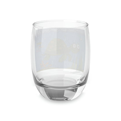 Vaso de whisky con arena de playa y tortuga marina