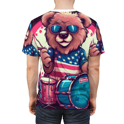 自由のためのドラムロール: Patriotic Bear's Rhythms ユニセックス カットソー T シャツ (AOP) で独立記念日を祝いましょう