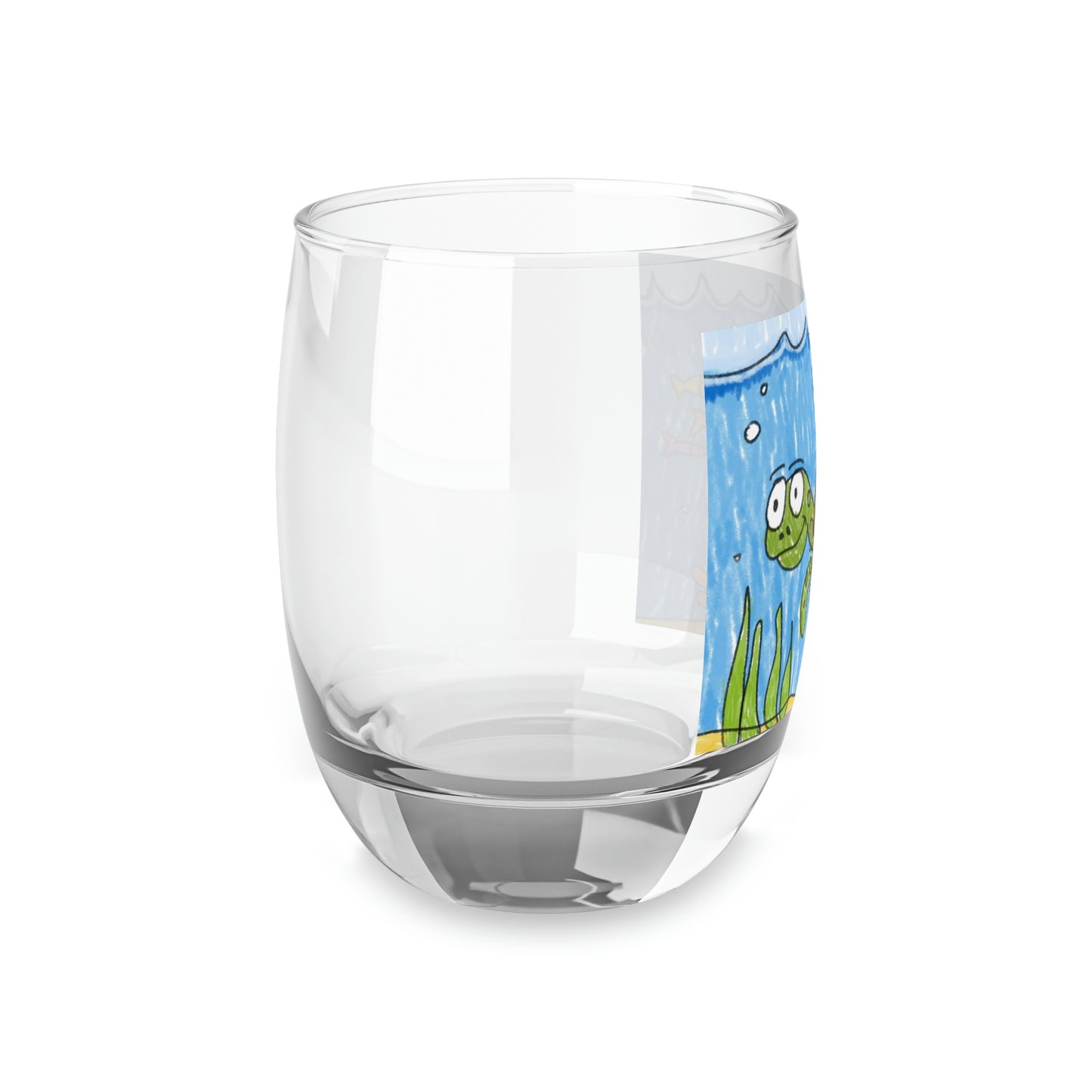 Vaso de whisky con arena de playa y tortuga marina