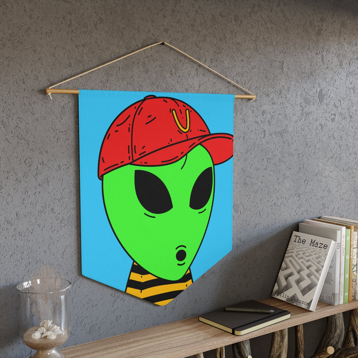 Visitantes Alien Verde Grande O Cara Rojo Visi V Sombrero Amarillo Negro Camisa a rayas Banderín