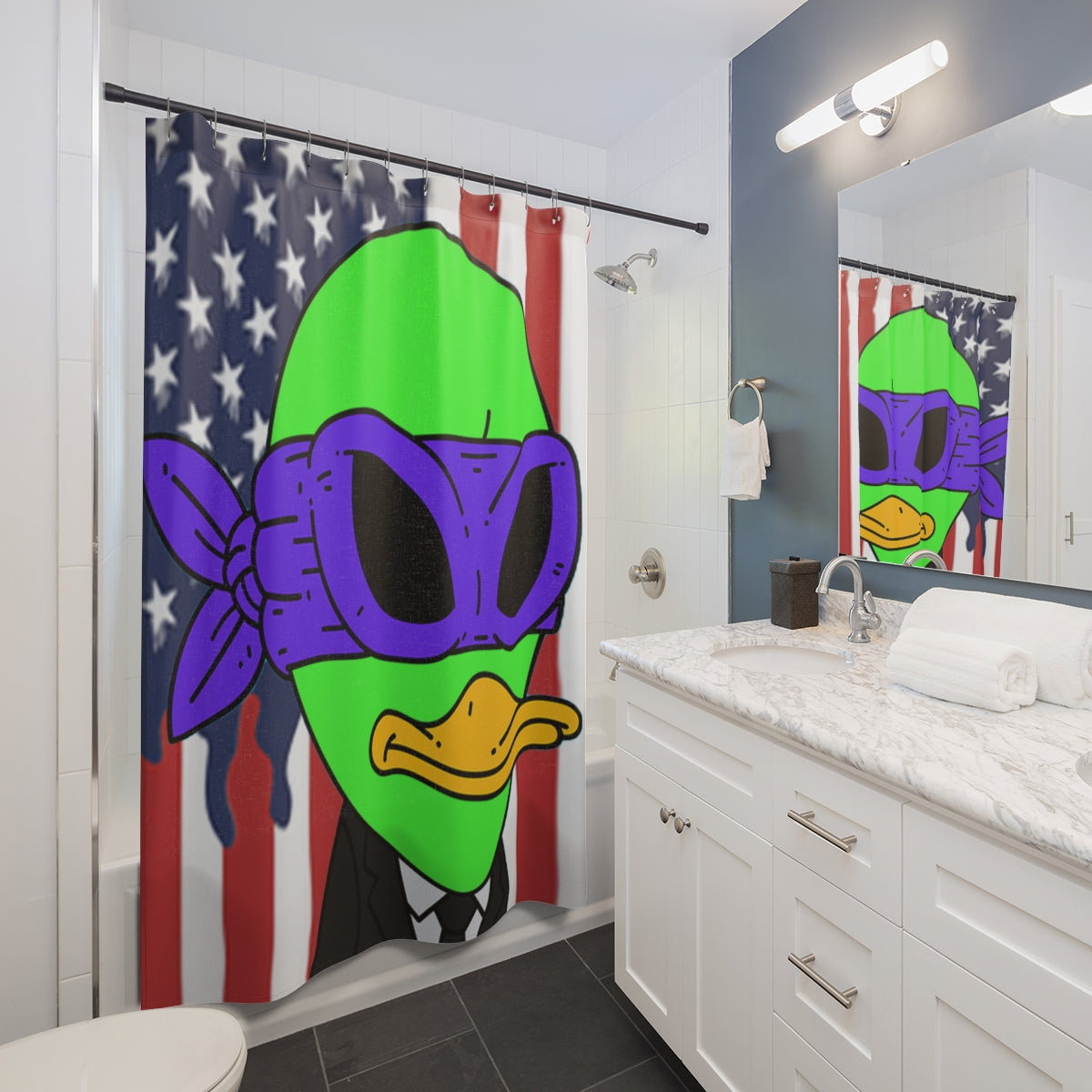 The Visitor 751 USA Flag Space Alien シャワーカーテン